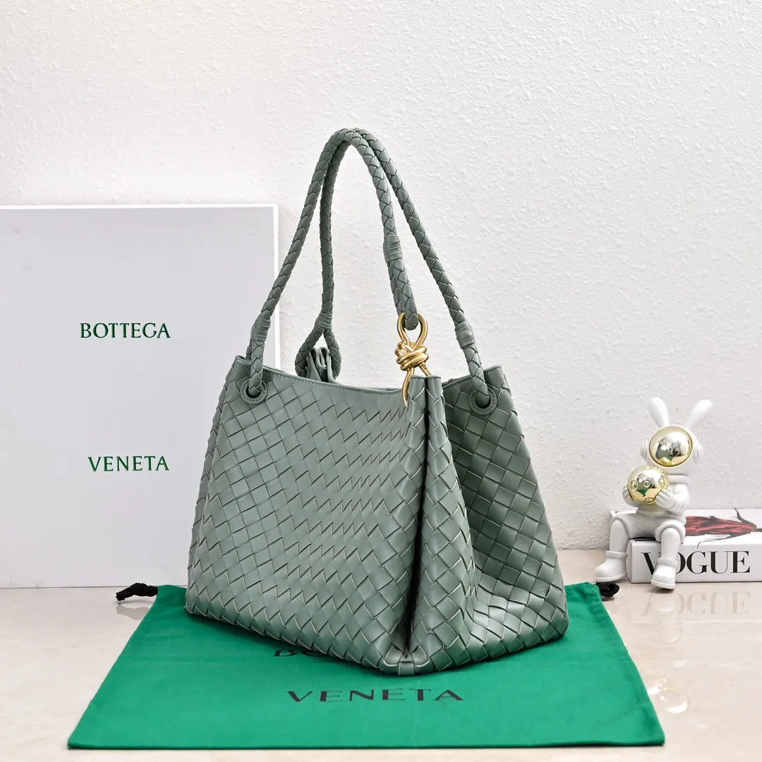 Batch 2660 24 early autumn new model Andiamo Parachute is made of a whole piece of woven leather and is processed with folding stitching at the four corners # Craftsmanship and creativity. Large size is atmospheric and practical. One of the must-selects for BV. Large space, can hold a computer, thick shoulder strap, very comfortable on the shoulder. Large parachute upper body real photo can be carried on the back. The upper body is versatile and cute☺️ Style number: 6571 Size: 30*26*20cm
